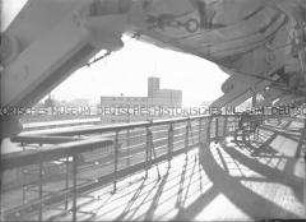 Blick vom Deck des Hochseepassagierdampfers "Bremen" auf die Abfertigungshalle des Norddeutschen Lloyd an der Columbuskaje, Bremerhaven