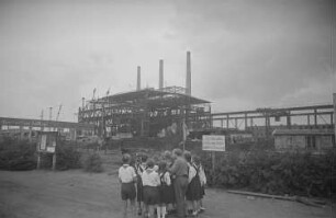Reportage: VEB Stahl- und Walzwerk Brandenburg : Pioniere vor dem Stahlwerk