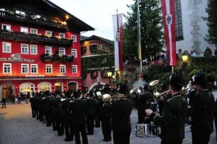 Abendmusik in Sankt Wolfgang : Am Abend musiziert die Trachtenkapelle von Sankt Wolfgang vor dem bekannten Hotel "Zum Weißen Rössel" im Ortszentrum. 2008