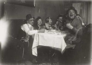 Faschingsfeier in einem Wohnzimmer