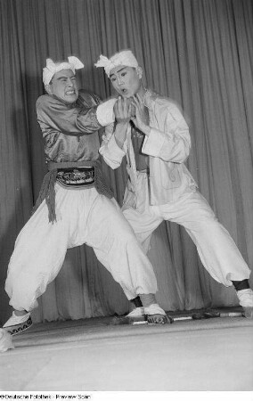 Zwei Tänzer des chinesischen Jugend-Kunst-Ensembles
