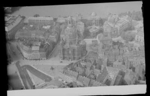 Dresden-Altstadt: Neumarkt mit Frauenkirche und Umgebung. Luftbild-Schrägaufnahme von Süd-Südwest