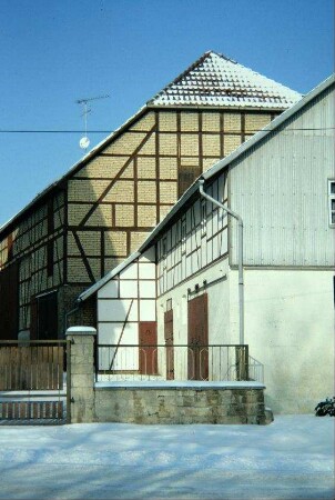Wirtschaftsgebäude, die zum Hof des vorigen Bildes gehören, sehr große Scheune