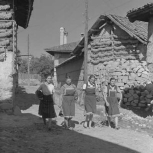 Alltagsbild. Frauen unterwegs in Bansko