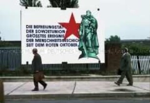 Propaganda-Schild zur deutsch-sowjetischen Freundschaft