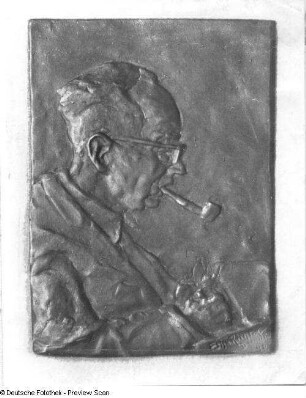 Pfeiferauchender Mann im Profil (Plakette)