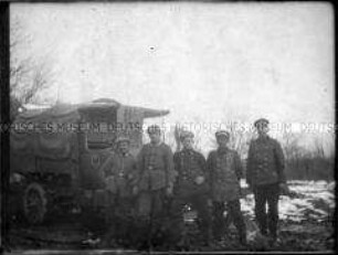 Soldaten vor einem LKW, 1. Weltkrieg