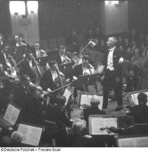 Konzert des Gewandhausorchesters Leipzig unter Leitung von Václav Neumann (A. Dvorak, Slawische Tänze)