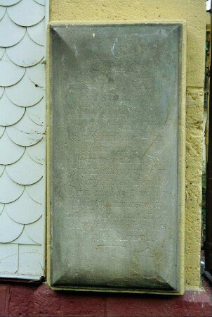 Gedenkstein an einer Wand