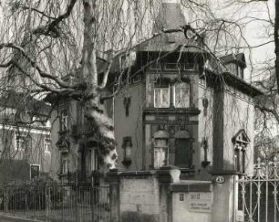 Dresden-Strehlen, Karcherallee 47. Villa (um 1900). Ansicht mit Eckerker