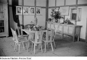 Bauernstube mit Porträts von Otto Grotewohl, Walter Ulbricht, Josef Stalin und Wilhelm Pieck