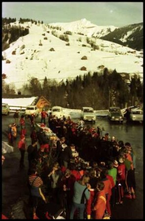 Habkern: Preisverleihung vor dem Sporthotel, bei Skiwettbewerb