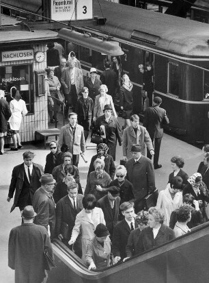 Hamburg. Hauptbahnhof. Auf Gleis 3 steht die S-Bahn nach Poppenbüttel. Es ist starker Reiseverkehr