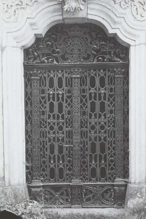 Löbau, Frauenkirchhof, Lückesche Gruft, schmiedeisernes Gtter