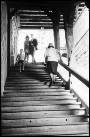 Lausanne: überdachte Holztreppe
