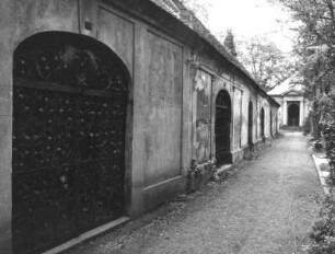 Bautzen. Taucherfriedhof (um 1523). Grufthaus. Teilansicht mit Eingängen von Westen