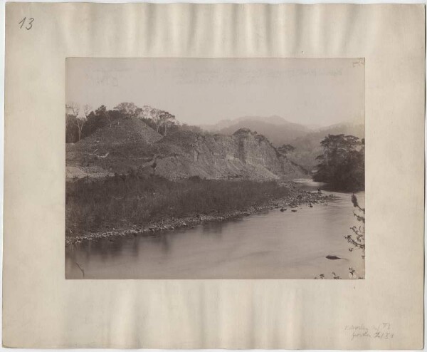 Côté rivière et construction principale. Vue vers le NNW depuis l'hacienda de Don Pedro Avellana.