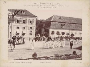 Kostümierte zu Fuß beim Jubiläums-Festzug zum 70. Geburtstag des Großherzogs Friedrich I. von Baden vor dem Karlsruher Schloss