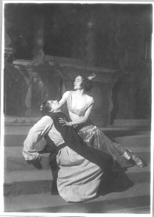 Die Elixiere des Teufels. Ballett (Pantomime) nach E. T. A. Hoffmann, bearbeitet von E. Cleve-Petz mit Musik von Jaap Kool. Ellen von Cleve-Petz als Aurelie, Felix Steinböck als Medardus, Erich Ponto als Belcampo, Gino Neppach als Graf Victorin, Susanne Dombois als Heilige. Staatsoper Dresden, Uraufführung 2.12.1925 unter Leitung von Kurt Striegler (Choreographie: E. Cleve-Petz, Regie: G. Kiesau, Bühnenbild: A. Mahnke, Kostüme: L. Fanto). Fotografie (Negativabzug auf Papier) von Ursula Richter