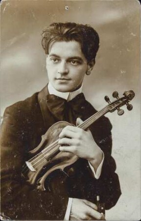[Junger Violinist im Porträt]
