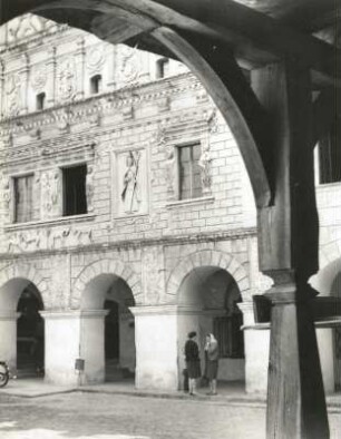 Kazimierz Dolny. Markt. Blick durch Holzlauben auf das Patrizierhaus "Sankt Nikolaus"