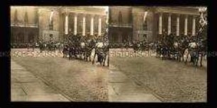 Vorbeimarsch der Jagdgruppe mit Wagen, Reiter und Hundemeute, Max-Joseph-Platz, München