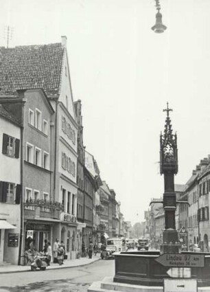 Füssen am Lech. Blick in die Reichenstraße mit dem neugotischen Brunnen (1965 abgebrochen) im Vordergrund.
