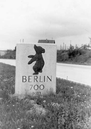 Km-Stein mit Berliner Bär der Bildhauerin Renée Sintenis bei km 245