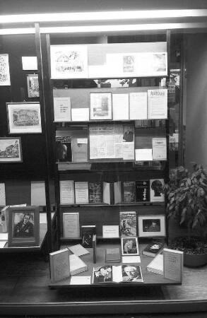 Freiburg: Reinhold Schneider-Dokumentation, im Schaufenster der Buchhandlung Herder