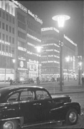 Frankfurt: Geschäftshaus mit Lichterkette an der Hauptwache