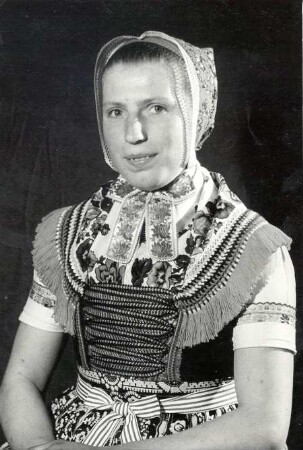 Schleifer Mädchen in Tanztracht : Kleidung - Schleifer Tracht. Ort: Slepo / Schleife. Mädchen in Tanztracht.