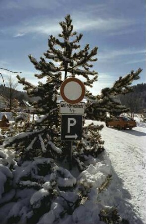 Hinterzarten: Parkplatz und verschneite Tanne bei der Kirche