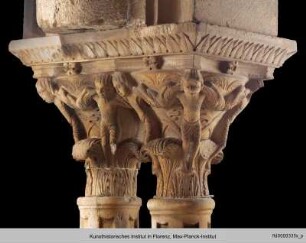 Kapitell mit Figuren - E8Sh32