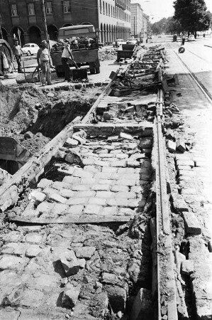 Abbruch der Straßenbahngleise in der Ettlinger Straße südlich des Ettlinger Tors.