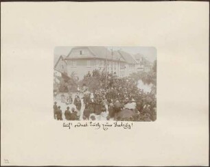 Trachtengruppen und Zuschauer beim Schwarzwälder Volkstrachtenfest in Haslach im Kinzigtal