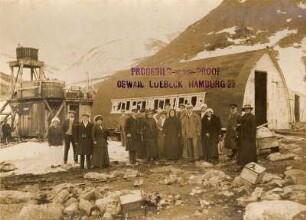 Spitzbergen. Smerenbergbucht. Touristen vor der Wellmannhütte