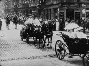Die Familie König Friedrich August III. von Sachsen bei der Königsparade anläßlich seines Geburtstages (Szene aus einem Dokumentarfilm)