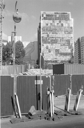 Berlin-Charlottenburg : In Berlin-Charlottenburg, Kurfürsten- Ecke Budapester-Strasse, Wandbild durch Abriss der Grundkreditbank kurzzeitig sichtbar, 1977 von Eduardo Paolozzi während seines daad-Stipendiums geschaffen