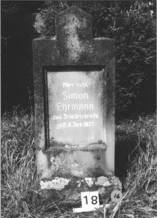 Grabstein 16 (Index: 99805262) Material: Sandstein Zustand: leicht verwittert Maße HxBxT: 125x48x20 cm Beschreibung: Stele, Sockel, Abschluß rechteckig erhöht mit giebelartigem Abschluß, rechteckiges Schriftfeld eingetieft: Grabstein 16