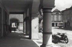 Wormditt, Markt : Wormditt (Orneta/Polen), Blick in einen Arkadengang am Markt mit Beiwagenkrad