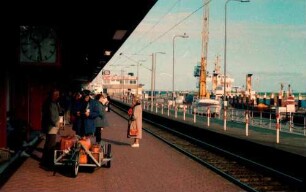 Norddeich: Mole, Bahnsteig und Fährschiff