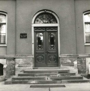 Cossebaude, Bahnhofstraße 5. Hans-Grundig-Oberschule (Grundschule Cossebaude) (1893). Portal