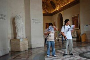 Paris - Menschen im Louvre : Chinesische Touristen in der römischen Abteilung, Museum Louvre. Paris, 2006