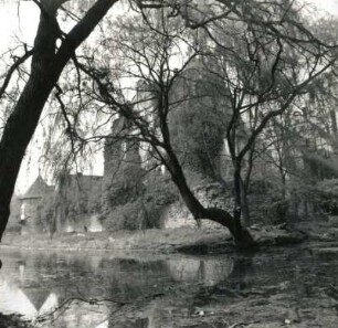 Windischleuba. Schloss. 14. Jh. beg. /16. Jh., 1881/1887 z. T. Neubau. Ansicht über den Schlossgraben