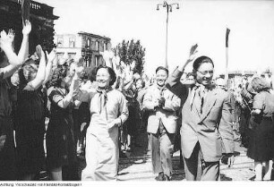 Dresden, Theaterplatz, Besuch einer Delegation aus China, Kundgebung vor der Semperoper, Ausflug der Delegation in die Sächsische Schweiz, 9./10. Juni 1951