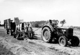 Claas Hochdruckpresse im Einastz bei der Heuernte