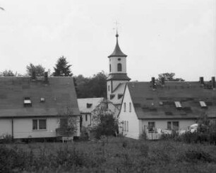 Triebel-Sachsgrün, Dorfstraße. Wohnhäuser. Blick zur Kirche (Teilansicht) mit Westturm (1823/1824)