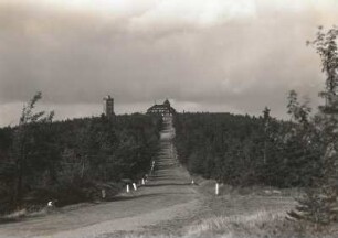 Westerzgebirge. Fichtelberghaus mit Wetterwarte und Auffahrt