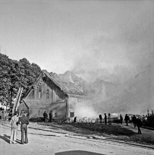 Gut Altfresenburg: Brand des Bullenstall: Löscharbeiten