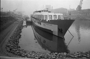Informationsschau der Niederländischen Fremdenverkehrszentrale auf dem Rotterdamer Rheinschiff "Holland Pearl" im Karlsruher Rheinhafen